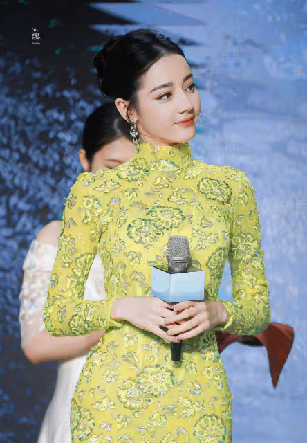 不愧是女媧的施展本領!帝力熱巴搖旗袍露背造型驚艷