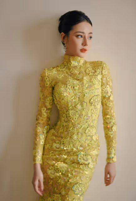 不愧是女媧的施展本領!帝力熱巴搖旗袍露背造型驚艷