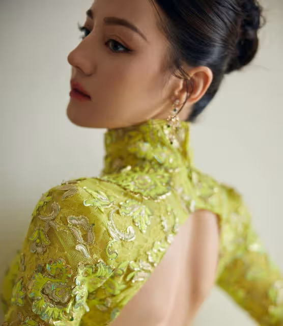 不愧是女媧的施展本領!帝力熱巴搖旗袍露背造型驚艷