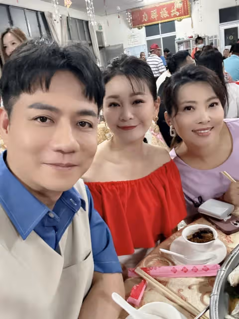 才爆淨身出戶離婚！陳隨意遭拍「緊貼台語女歌手」全身僵住　親吐24年婚現況「罕曬婚紗照」