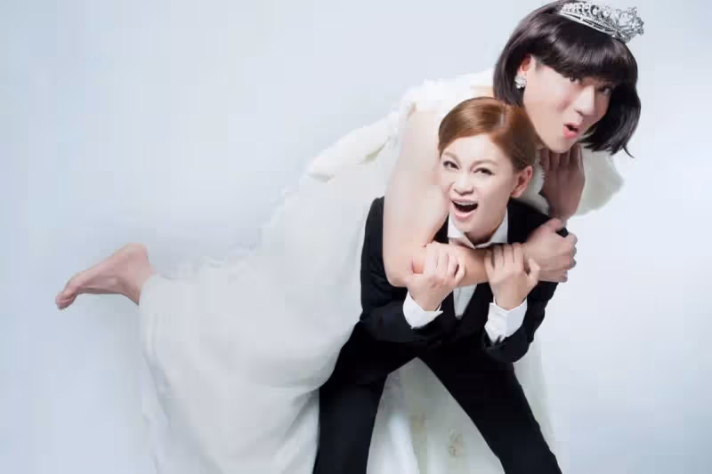 才爆淨身出戶離婚！陳隨意遭拍「緊貼台語女歌手」全身僵住　親吐24年婚現況「罕曬婚紗照」