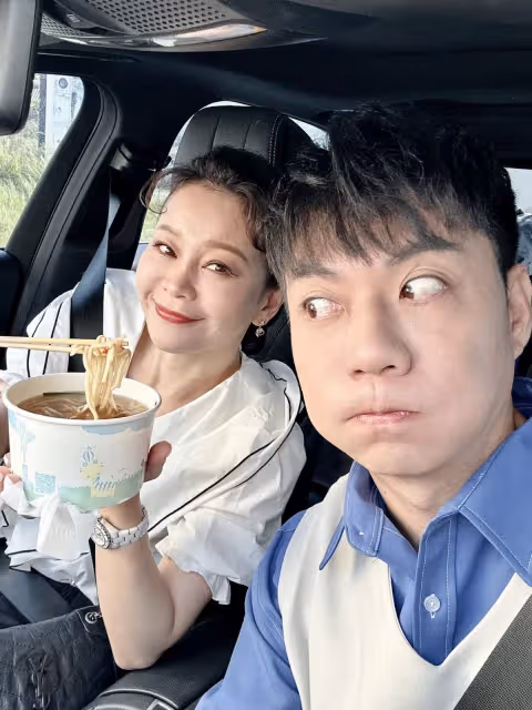 才爆淨身出戶離婚！陳隨意遭拍「緊貼台語女歌手」全身僵住　親吐24年婚現況「罕曬婚紗照」