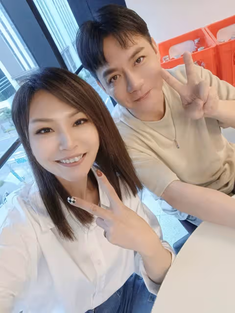 才爆淨身出戶離婚！陳隨意遭拍「緊貼台語女歌手」全身僵住　親吐24年婚現況「罕曬婚紗照」