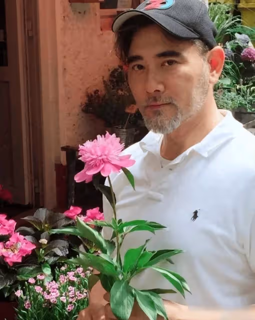 曾是亞洲頂級美男！63歲資深男星「在鄉下養貓種花」　一生未婚未育：周迅對他一見傾心