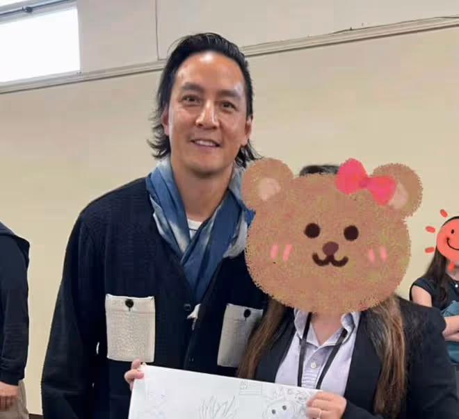 48歲吳彥祖顏值回春，本人瘦削帥氣稜角分明，和自拍相差甚遠