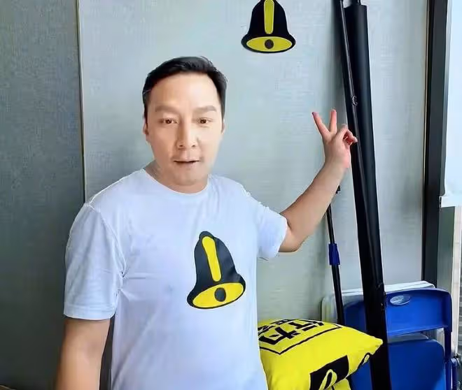 48歲吳彥祖顏值回春，本人瘦削帥氣稜角分明，和自拍相差甚遠