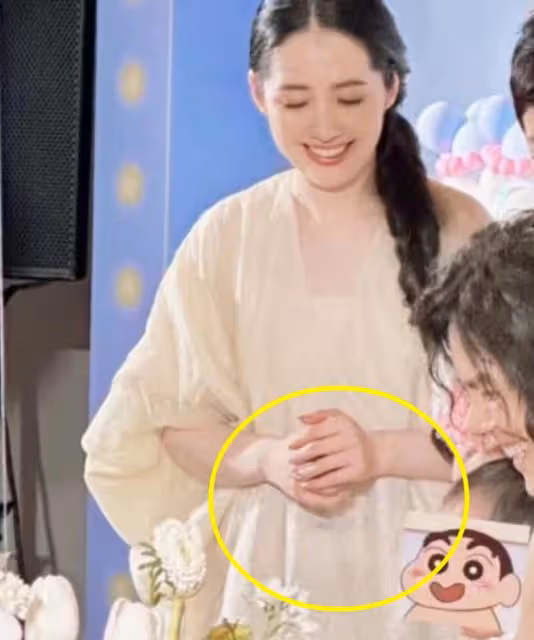 郭碧婷向佐二胎周歲宴!一雙兒女被贊高顏值,郭碧婷被質疑懷三胎