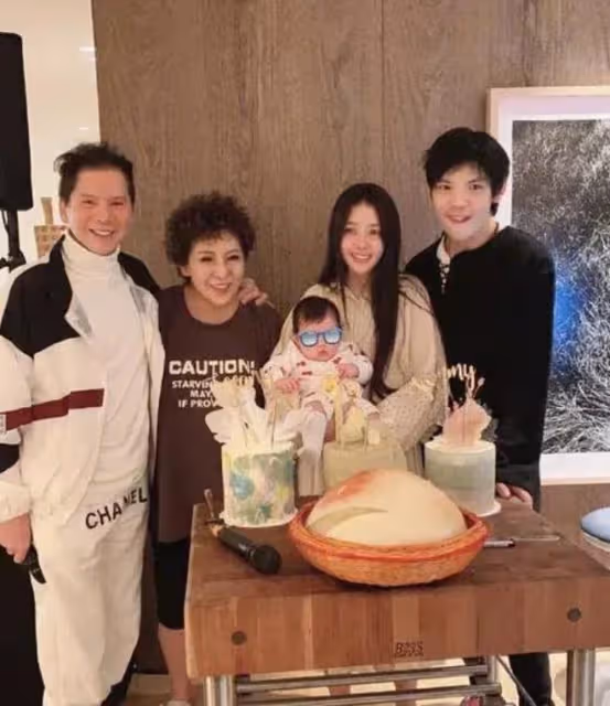 郭碧婷向佐二胎周歲宴!一雙兒女被贊高顏值,郭碧婷被質疑懷三胎