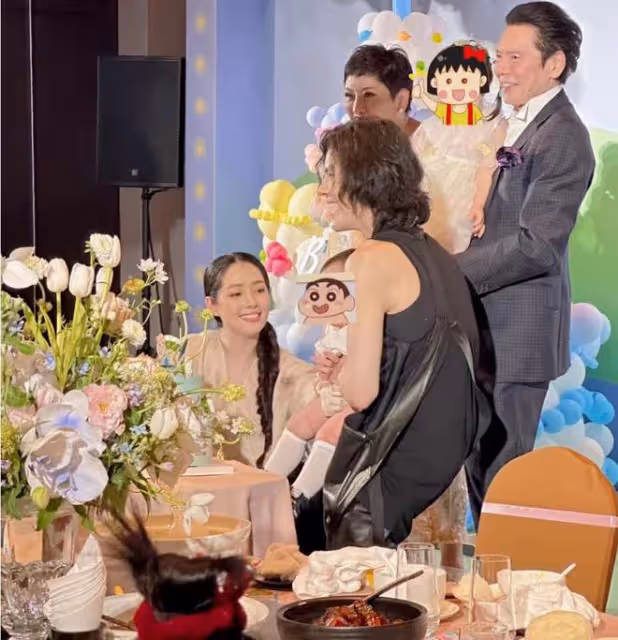郭碧婷向佐二胎周歲宴!一雙兒女被贊高顏值,郭碧婷被質疑懷三胎