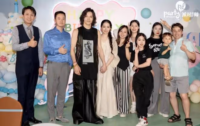 郭碧婷向佐二胎周歲宴!一雙兒女被贊高顏值,郭碧婷被質疑懷三胎