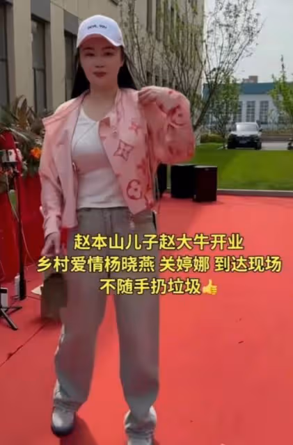 趙本山兒子開業!趙家班全體出動,長貴隨88萬,劉能台上偷看美女
