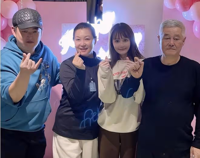 趙本山兒子開業!趙家班全體出動,長貴隨88萬,劉能台上偷看美女