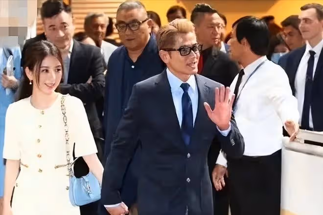 郭富城賽馬贏200萬港元,激動擁抱方媛,身旁岳父笑得見牙不見眼