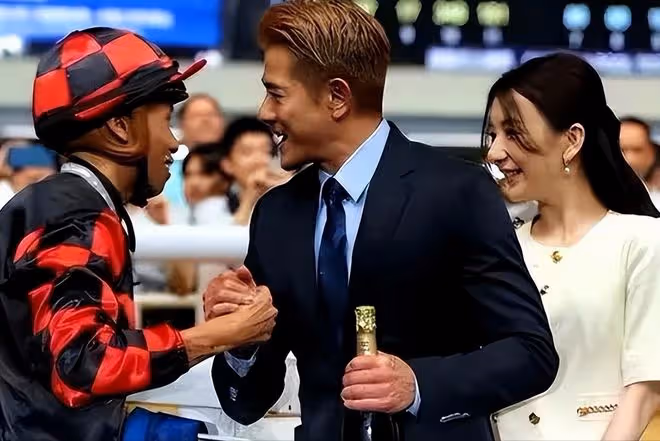 郭富城賽馬贏200萬港元,激動擁抱方媛,身旁岳父笑得見牙不見眼