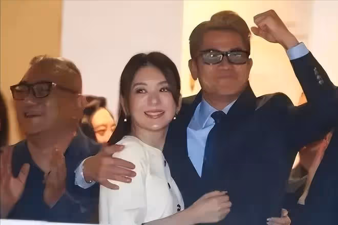 郭富城賽馬贏200萬港元,激動擁抱方媛,身旁岳父笑得見牙不見眼