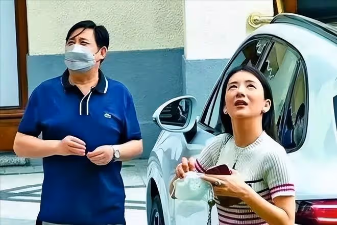 郭富城賽馬贏200萬港元,激動擁抱方媛,身旁岳父笑得見牙不見眼