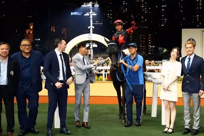 郭富城賽馬贏200萬港元,激動擁抱方媛,身旁岳父笑得見牙不見眼