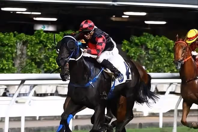 郭富城賽馬贏200萬港元,激動擁抱方媛,身旁岳父笑得見牙不見眼