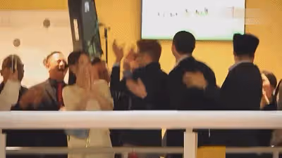 郭富城賽馬贏200萬港元,激動擁抱方媛,身旁岳父笑得見牙不見眼