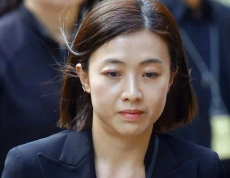 他沒樣貌沒豐厚家底,為何能彎道超車李嘉欣呂麗君,成最後贏家
