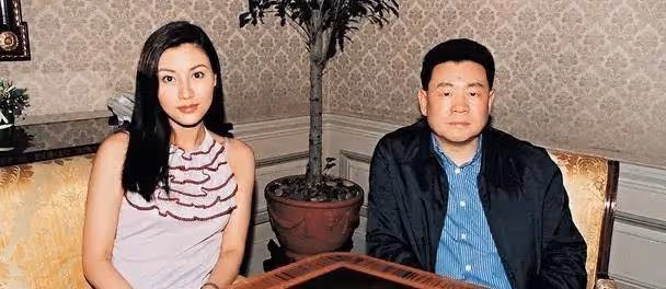 他沒樣貌沒豐厚家底,為何能彎道超車李嘉欣呂麗君,成最後贏家