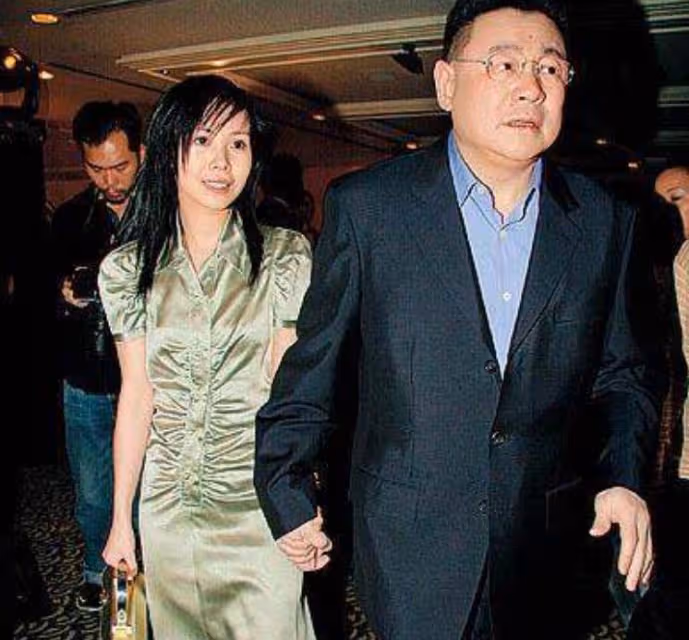 他沒樣貌沒豐厚家底,為何能彎道超車李嘉欣呂麗君,成最後贏家