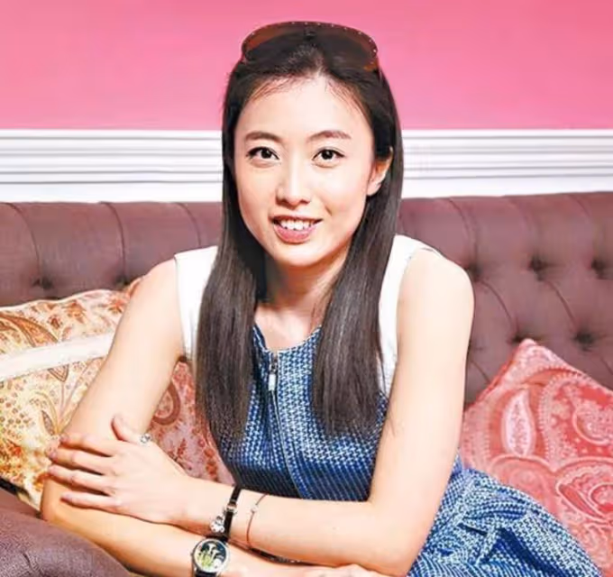 他沒樣貌沒豐厚家底,為何能彎道超車李嘉欣呂麗君,成最後贏家