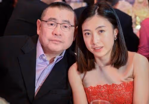 他沒樣貌沒豐厚家底,為何能彎道超車李嘉欣呂麗君,成最後贏家