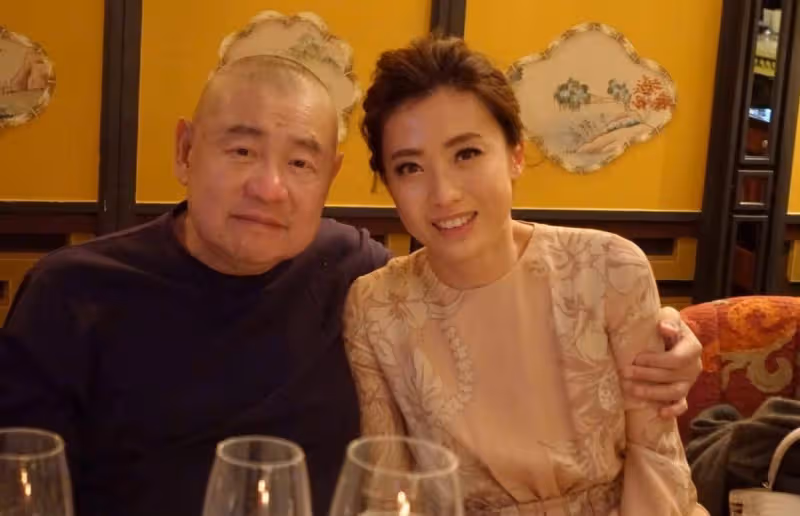 他沒樣貌沒豐厚家底,為何能彎道超車李嘉欣呂麗君,成最後贏家