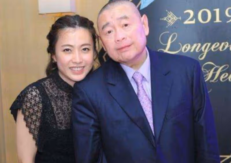 他沒樣貌沒豐厚家底,為何能彎道超車李嘉欣呂麗君,成最後贏家