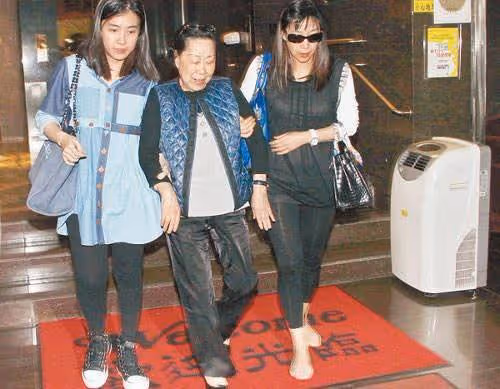 他沒樣貌沒豐厚家底,為何能彎道超車李嘉欣呂麗君,成最後贏家