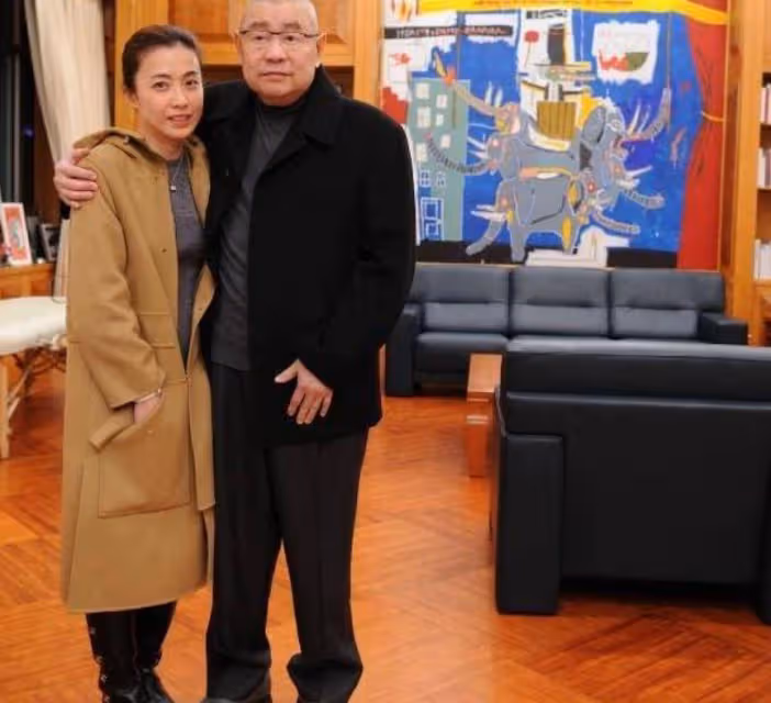 他沒樣貌沒豐厚家底,為何能彎道超車李嘉欣呂麗君,成最後贏家