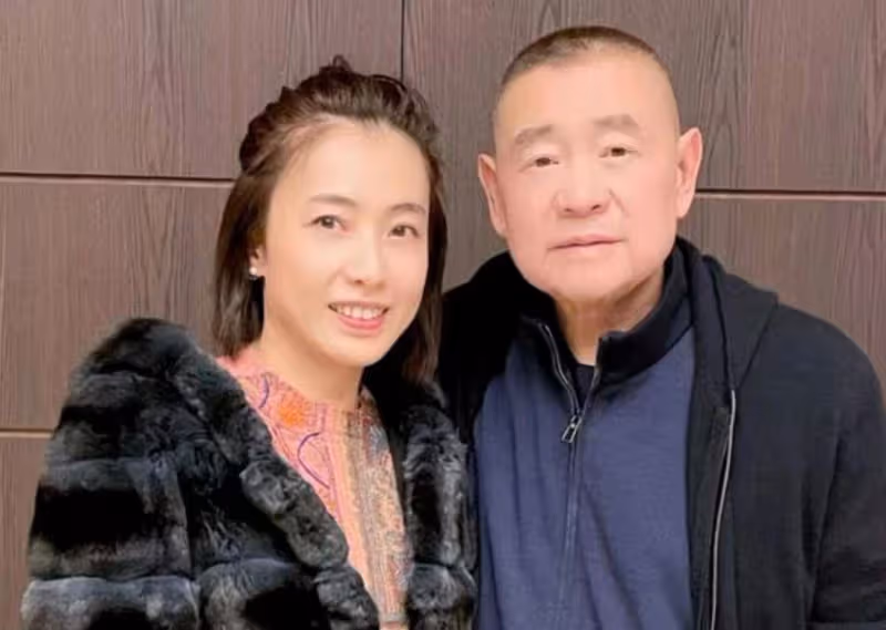 他沒樣貌沒豐厚家底,為何能彎道超車李嘉欣呂麗君,成最後贏家