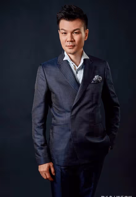 主持人李彬消失多年首現身,臉部浮腫讓人認不出,自曝隱退原因