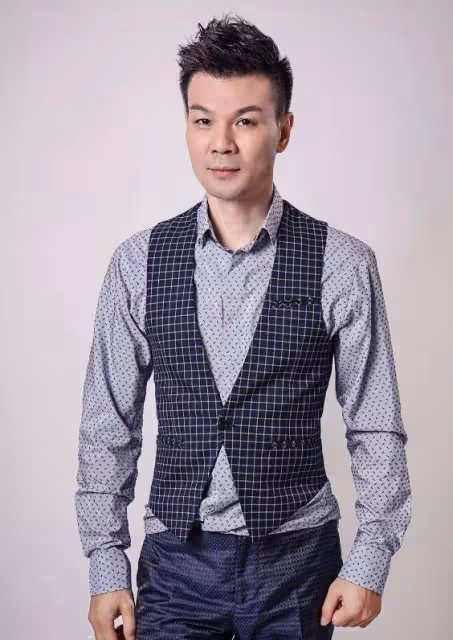 主持人李彬消失多年首現身,臉部浮腫讓人認不出,自曝隱退原因