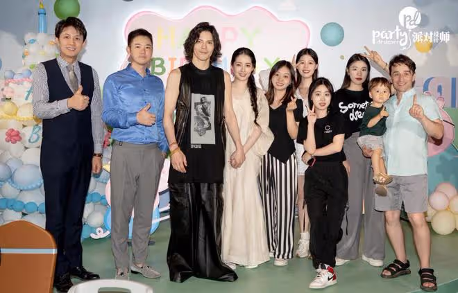 郭碧婷為兒子辦生日宴:向太抱孫女開懷大笑,向佐換了新髮型