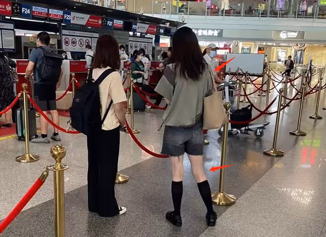 40歲蔣欣近照瘦成「紙片人」,熱褲配長筒襪穿搭年輕,筷子腿搶鏡
