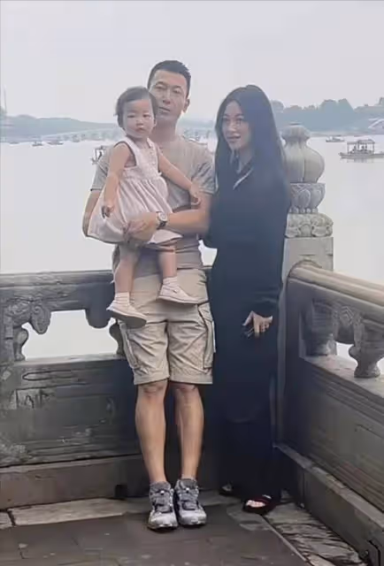朱珠在路人鏡頭下長胖了!一家三口遊玩頤和園,男方全程都是保姆