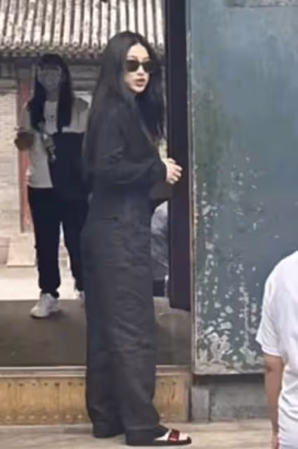朱珠在路人鏡頭下長胖了!一家三口遊玩頤和園,男方全程都是保姆