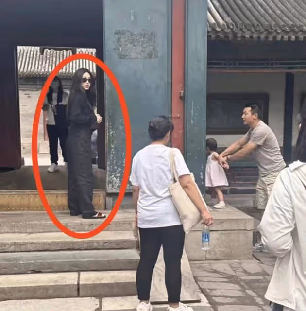 朱珠在路人鏡頭下長胖了!一家三口遊玩頤和園,男方全程都是保姆