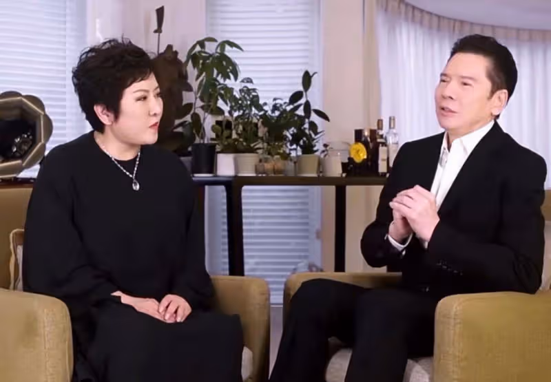 向太與老公秀恩愛,穿小黑裙配8000萬鑽石項鍊,瘦一圈仍有貴婦范