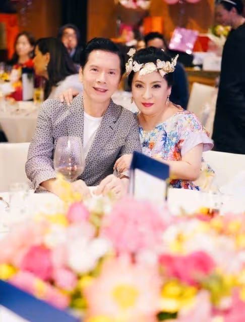 向太與老公秀恩愛,穿小黑裙配8000萬鑽石項鍊,瘦一圈仍有貴婦范
