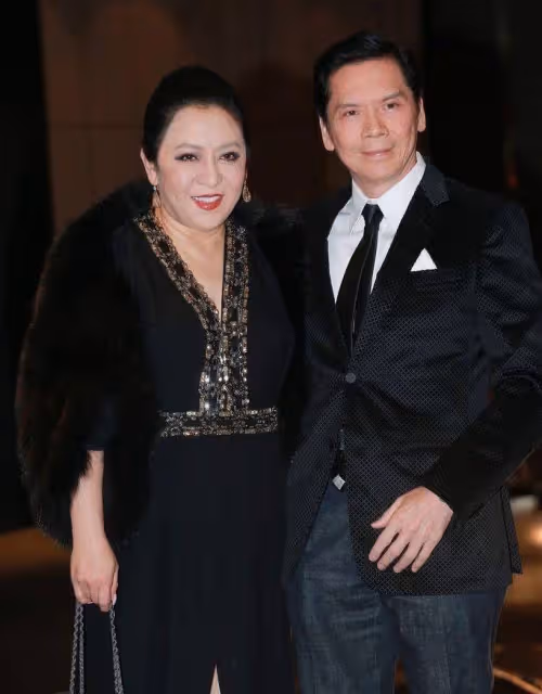 向太與老公秀恩愛,穿小黑裙配8000萬鑽石項鍊,瘦一圈仍有貴婦范