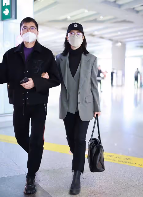 陳數和老公趙胤胤西裝黑褲手挽手走機場,帥氣又時尚!