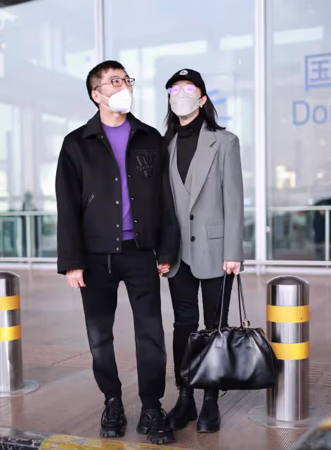 陳數和老公趙胤胤西裝黑褲手挽手走機場,帥氣又時尚!