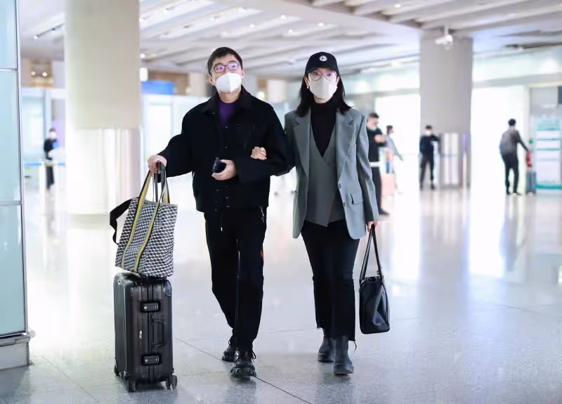 陳數和老公趙胤胤西裝黑褲手挽手走機場,帥氣又時尚!