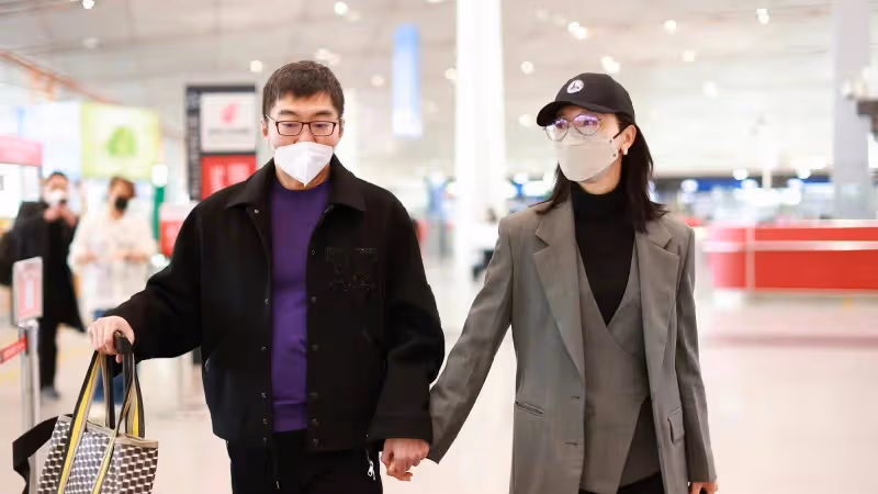 陳數和老公趙胤胤西裝黑褲手挽手走機場,帥氣又時尚!