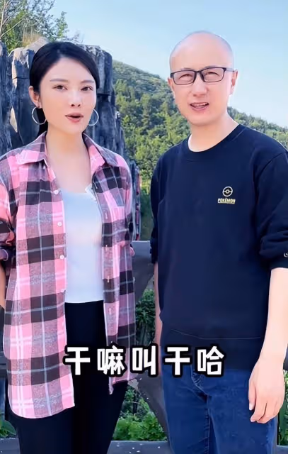 徐冬冬曬山洞時尚照!穿抹身材長裙成豐腴美人,蹲地上大秀身材曲線