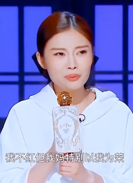 徐冬冬曬山洞時尚照!穿抹身材長裙成豐腴美人,蹲地上大秀身材曲線