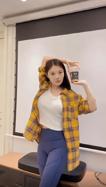 徐冬冬曬山洞時尚照!穿抹身材長裙成豐腴美人,蹲地上大秀身材曲線